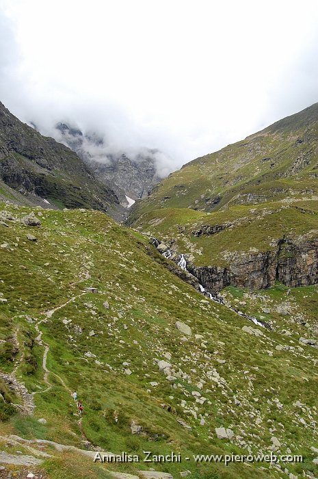 20 Dal rifugio prima di andarcene ultimo sguardo verso la conca del lago Coca.JPG